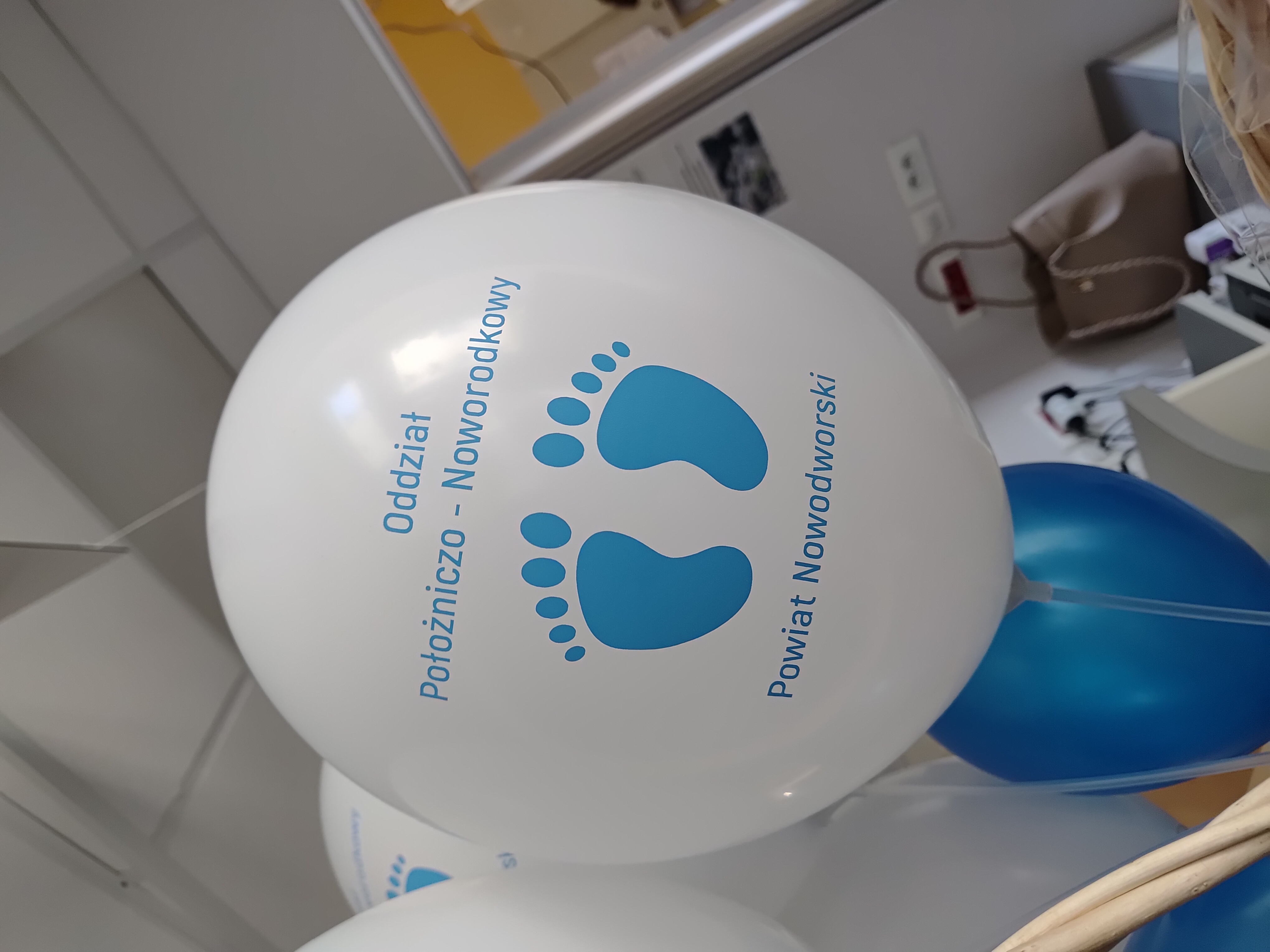 Balon z napisem Oddział Położniczo - Noworodkowy