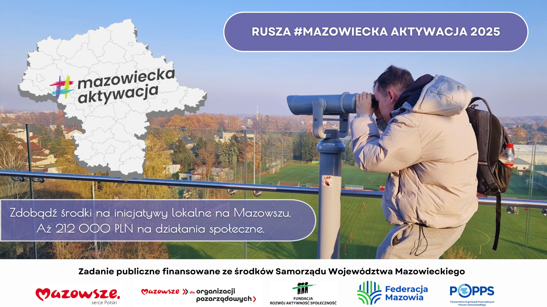 plakat informujący o konkursie mazowiecka aktywacja, mężczyzna obserwujący przez lunetę okolicę