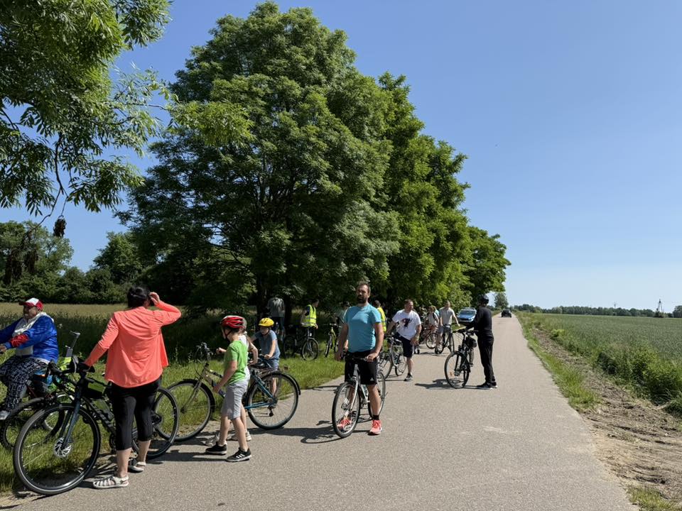 rowerzyści, uczestnicy rajdu na rowerach, na drodze, wśród zieleni