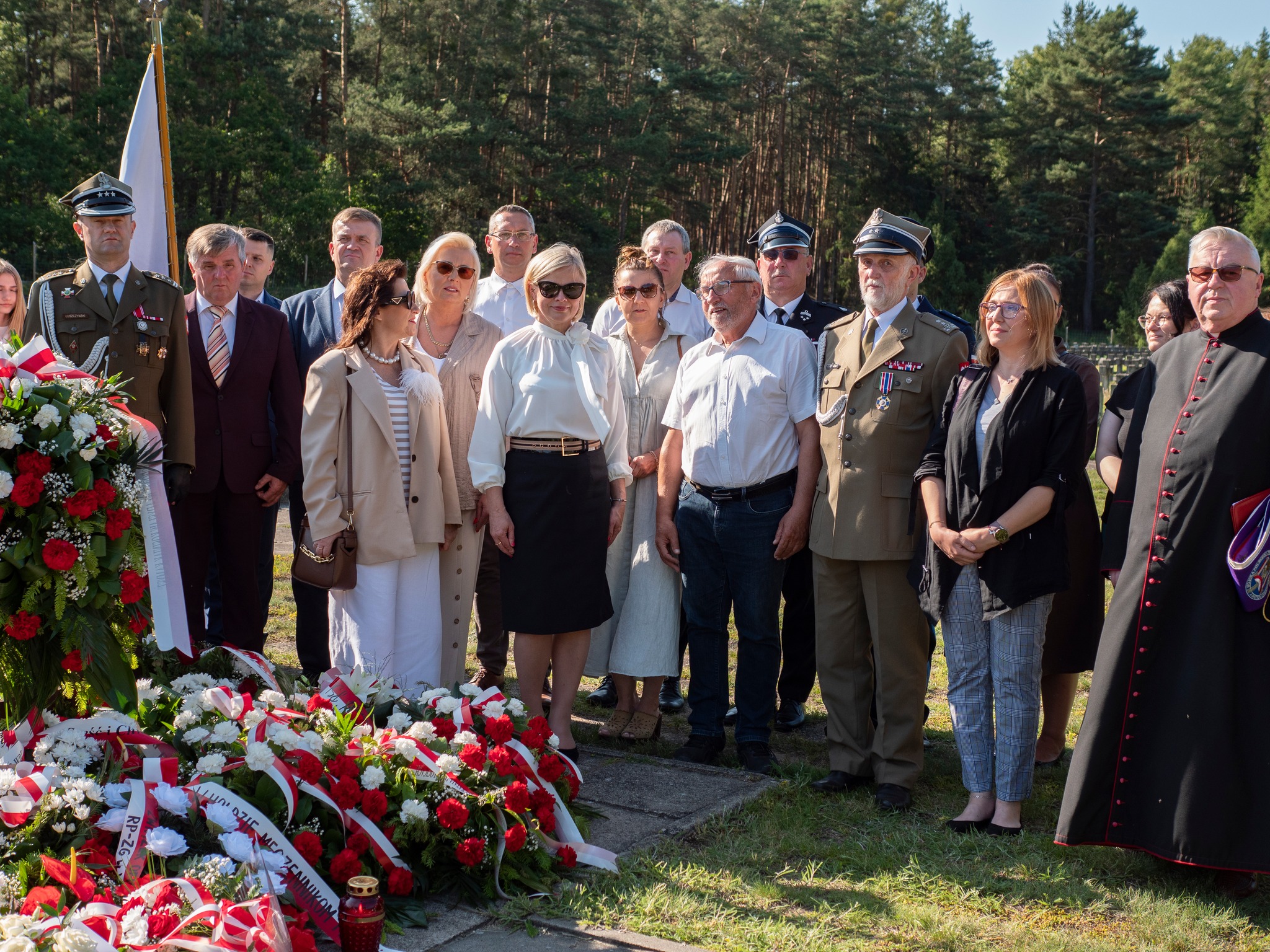 przedstawiciele administracji samorządowej, instytucji publicznych, organizacji społecznych oraz goście oddają hołd poległym