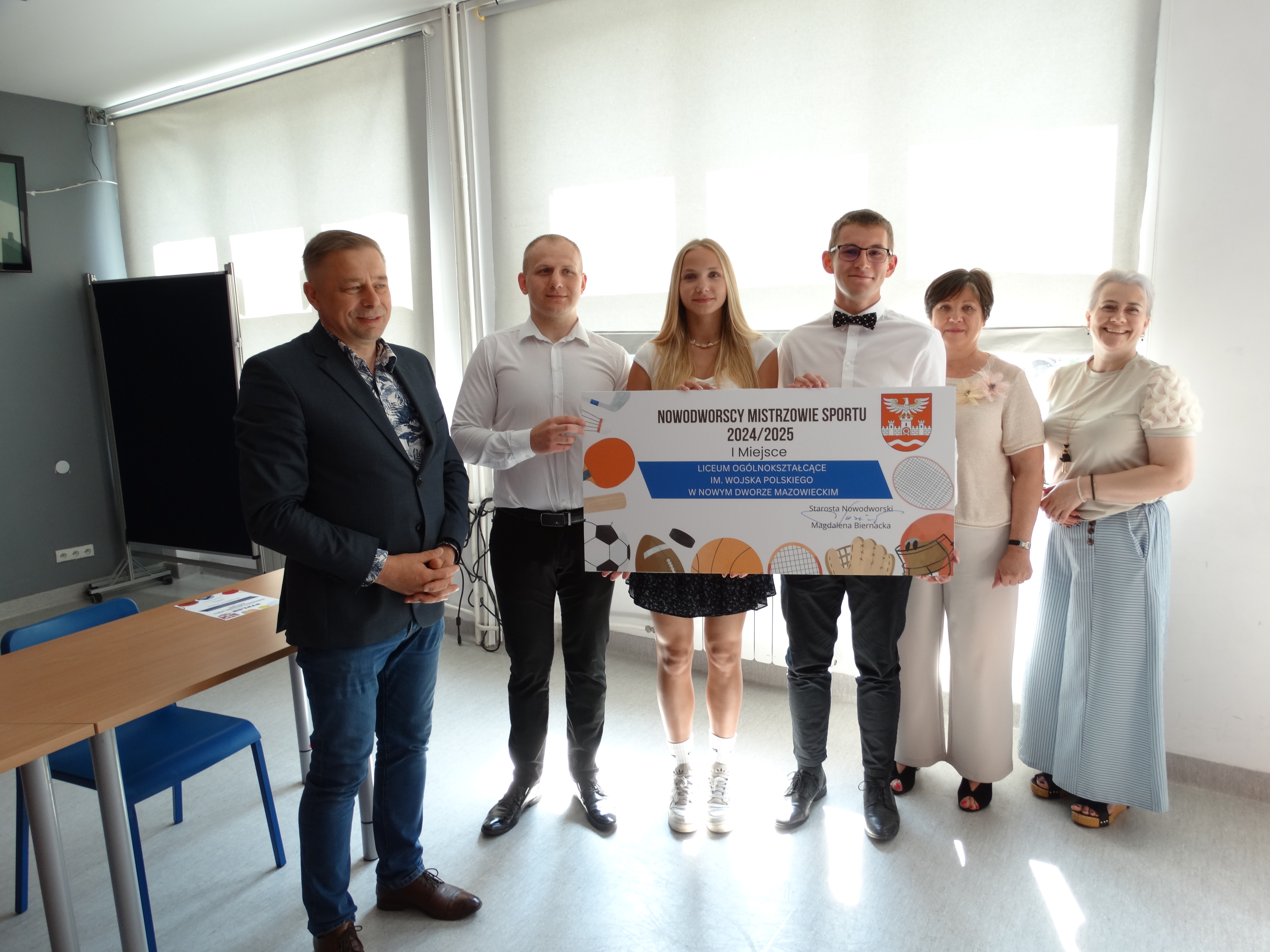 wicestarosta nowodworski wraz z laureatami pierwszego miejsca