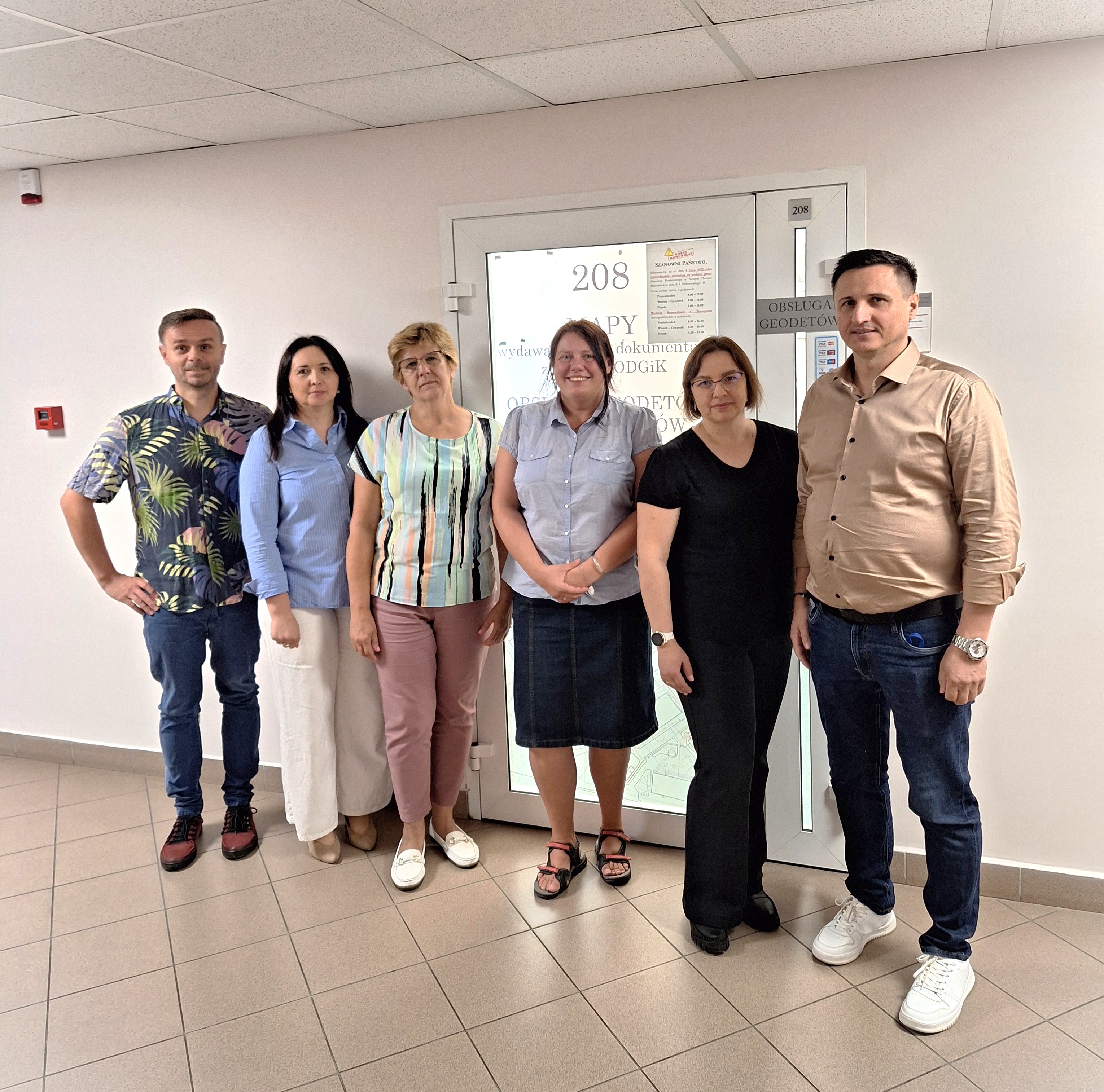 zdjęcie grupowe pracowników starostwa