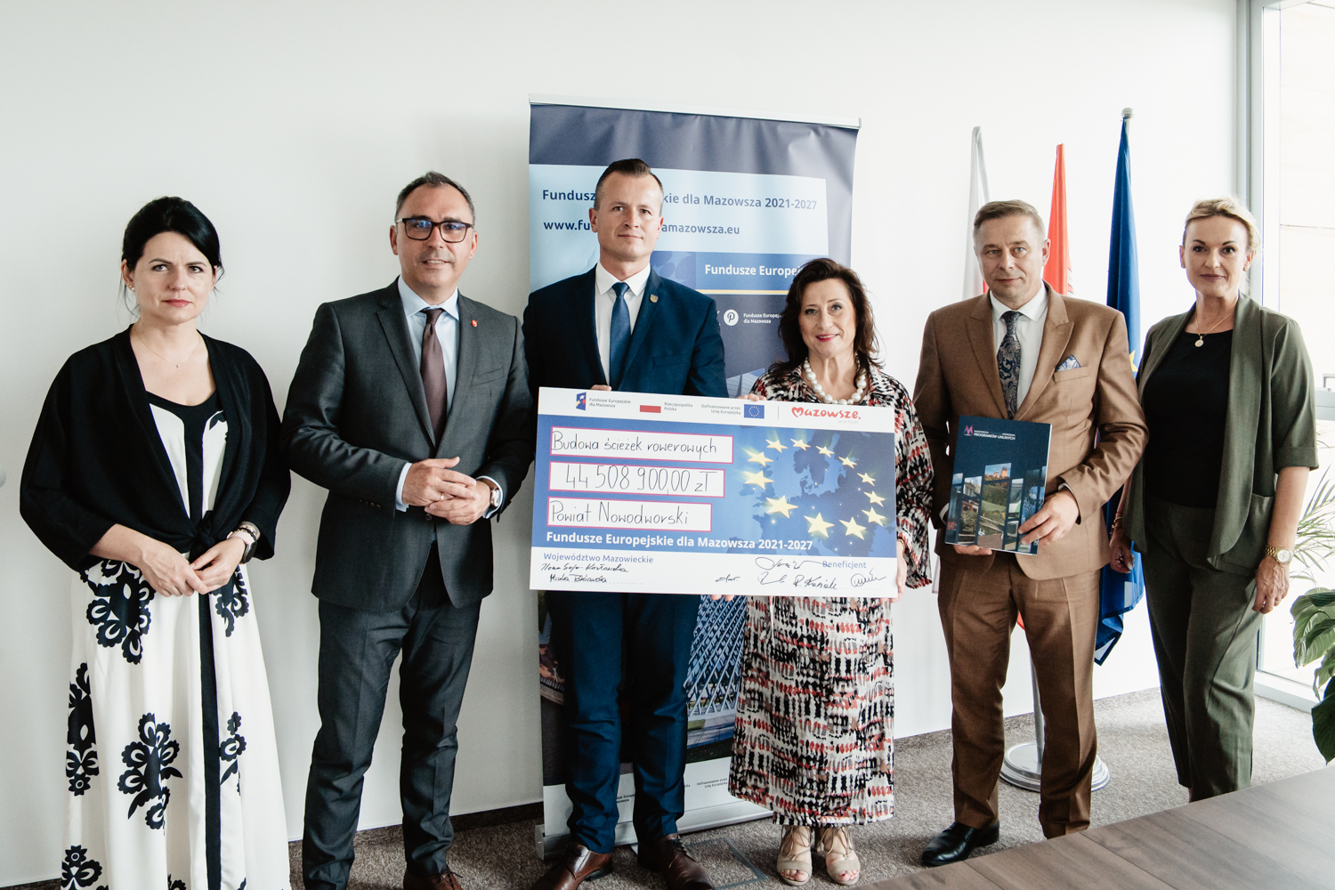 podpisanie umowy na budowę ścieżek rowerowych, wspólne zdjęcie przedstawicieli samorządu
