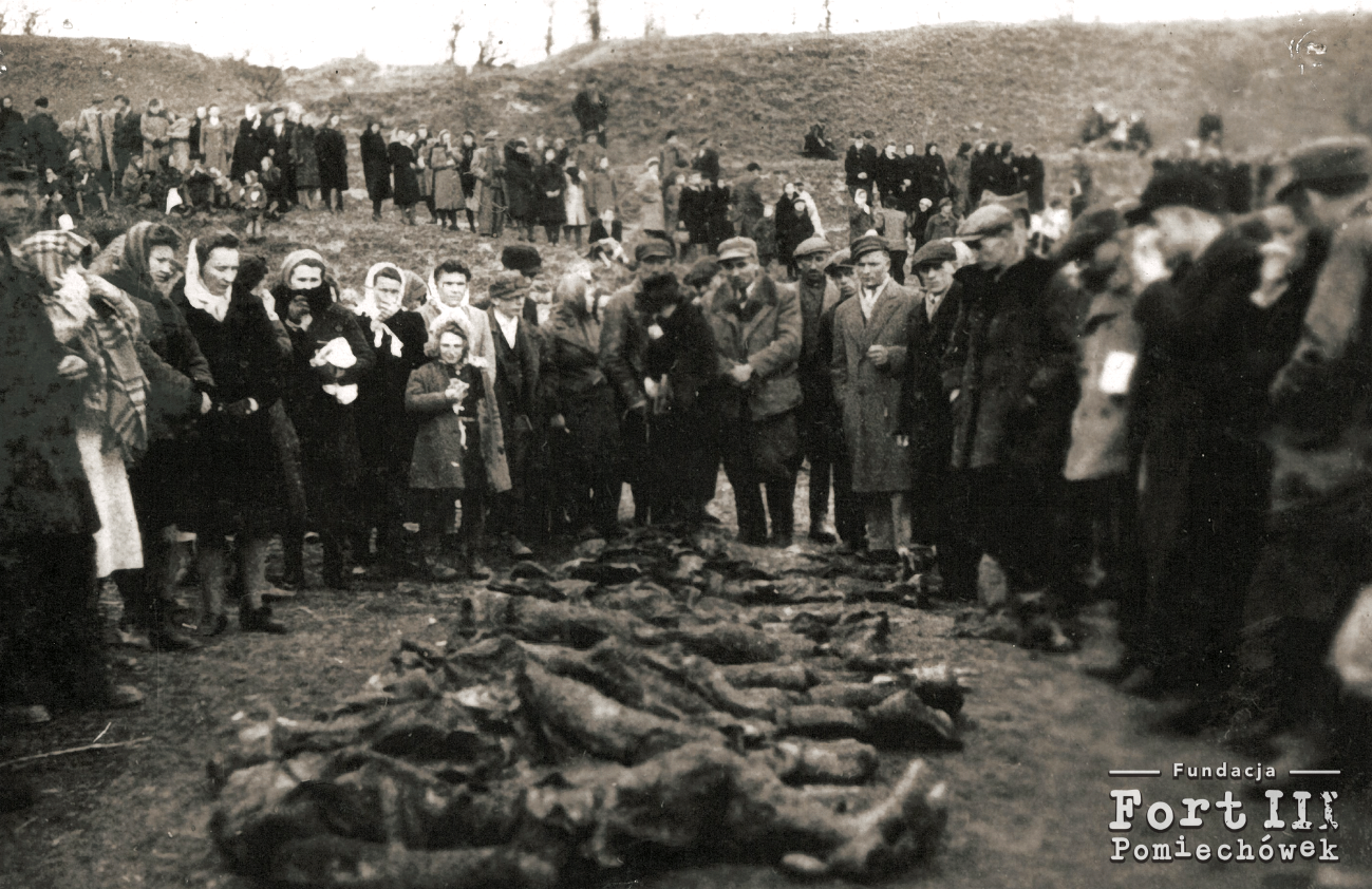 zdjęcie z ekshumacji w 1945r., fot. Fundacja Fort III