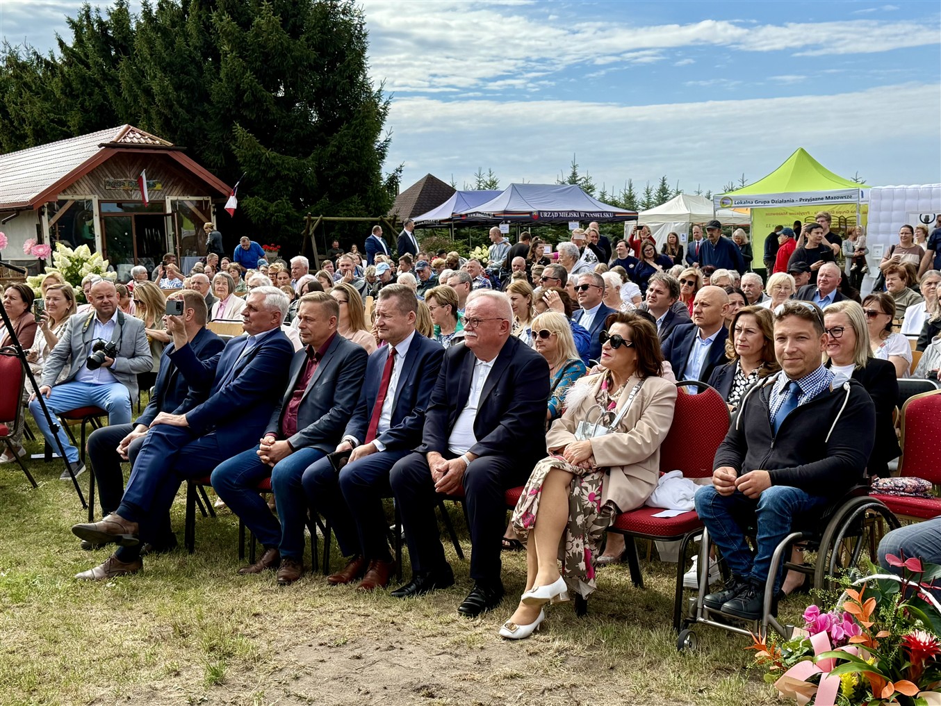 Międzypowiatowy piknik integracyjny w Winnikach, uczestnicy siedzą