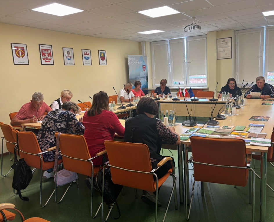spotkanie na sali konferencyjnej, uczestnicy siedzą