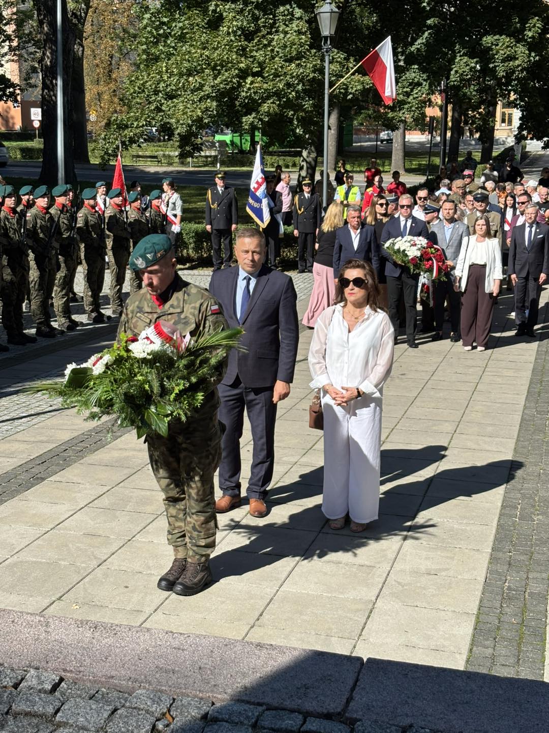 Starosta Nowodworski wraz z Wicestarostą Nowodworskim podczas złożenia wieńca na uroczystości patriotycznej w Nowym Dworze Mazowieckim