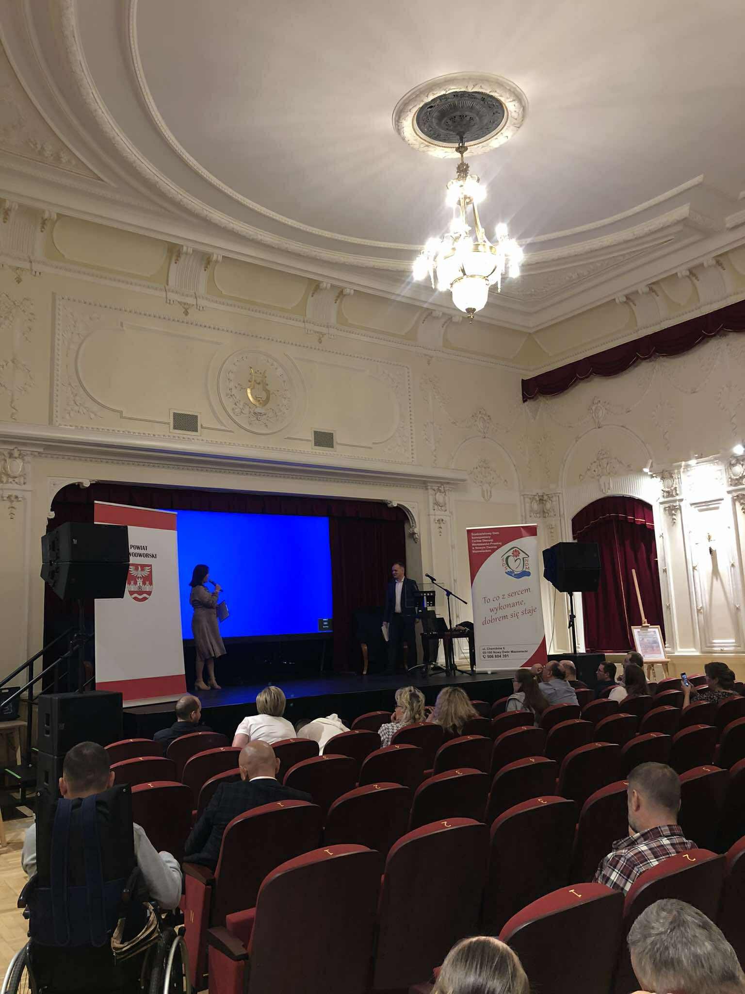 Konferencja „Wspólnie ku niezależności – aktywizacja osób z niepełnosprawnościami” zgromadzeni goście siedzą