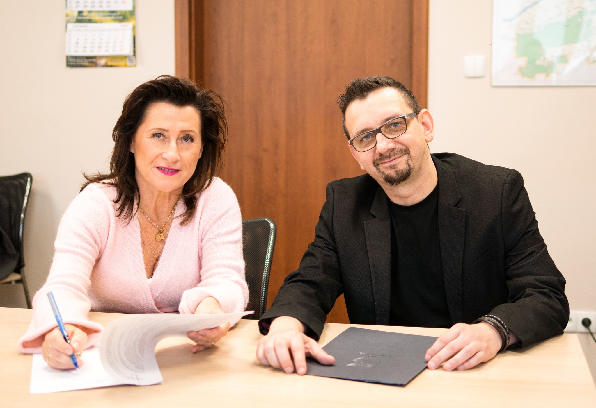 Starosta Nowodworski Magdalena Biernacka wraz z prezesem Stowarzyszenia Slavia Masovia