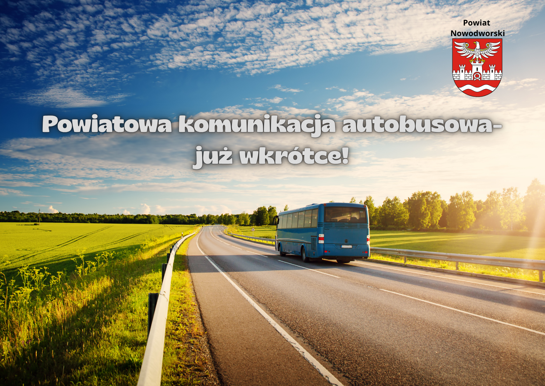 grafika informująca o powiatowej komunikacji autobusowej, w tle jadący autobus