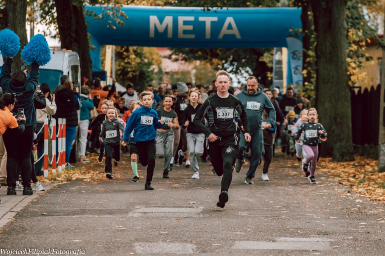 uczestnicy biegu na mecie
