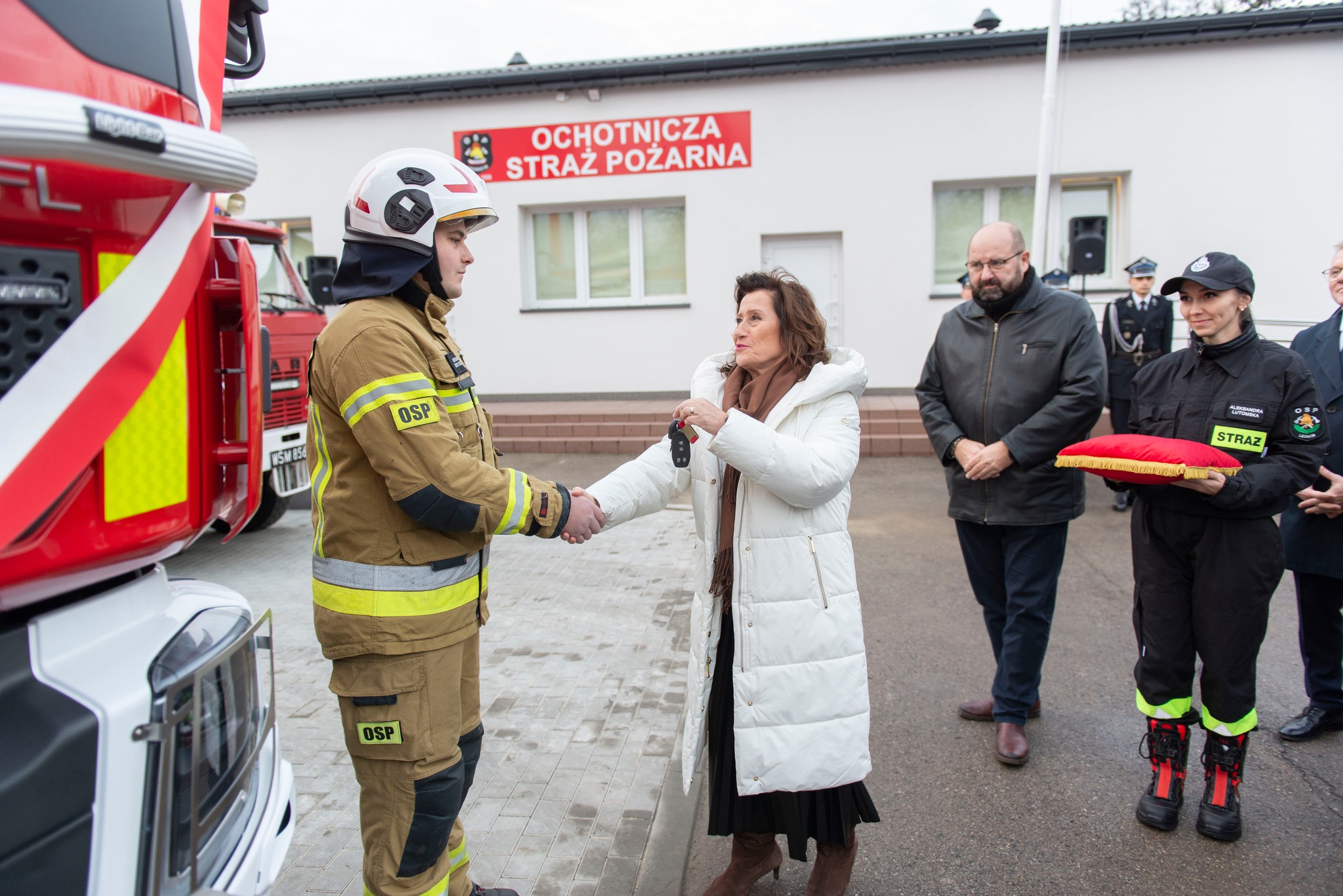 Starosta Nowodworski Magdalena Biernacka przekazuje kluczyki do wozu strażackiego strażakowi