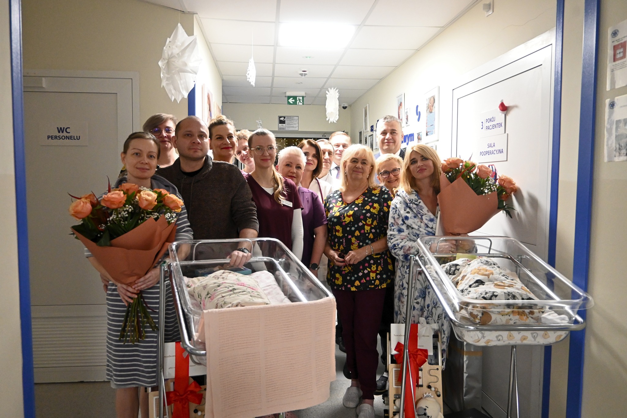 wspólne zdjęcie dzieci, rodziców, personelu wraz z Wicestarostą Nowodworskim i Dyrektorem NCM