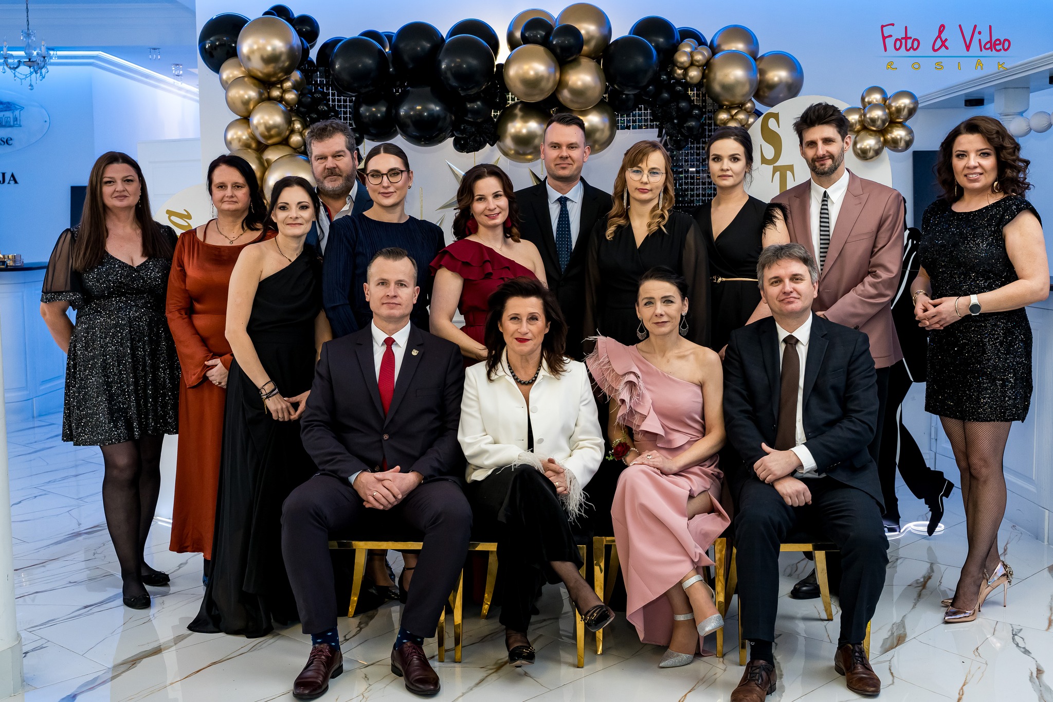 wspólne zdjęcie przedstawicieli samorządów wraz z kadrą nauczycieli