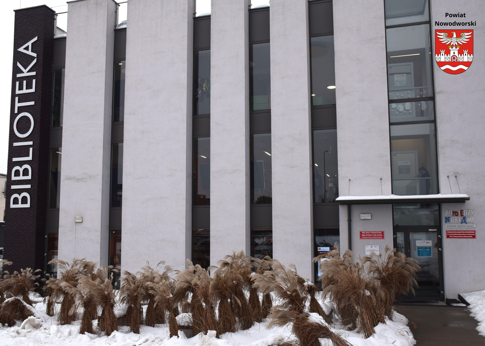 Miejska i Powiatowa Biblioteka Publiczna w Nowym Dworze Mazowieckim- widok na wejście