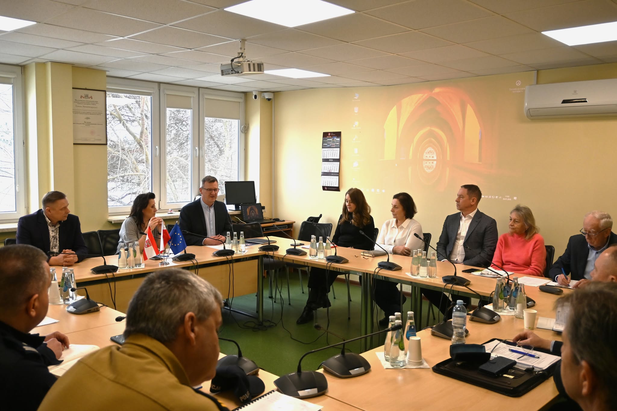 spotkanie na sali konferencyjnej, uczestnicy siedzą