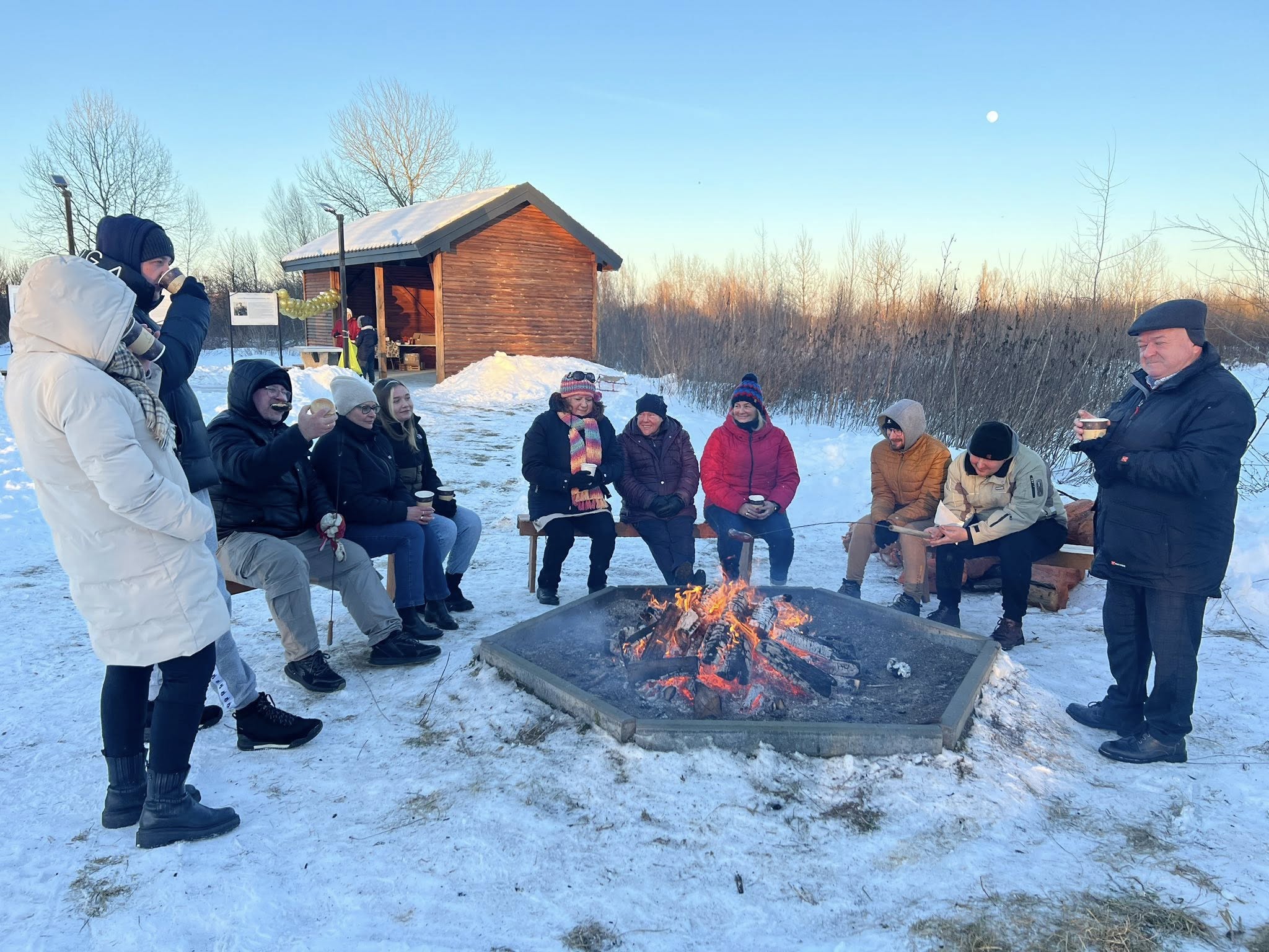 uczestnicy wydarzenia przy ognisku