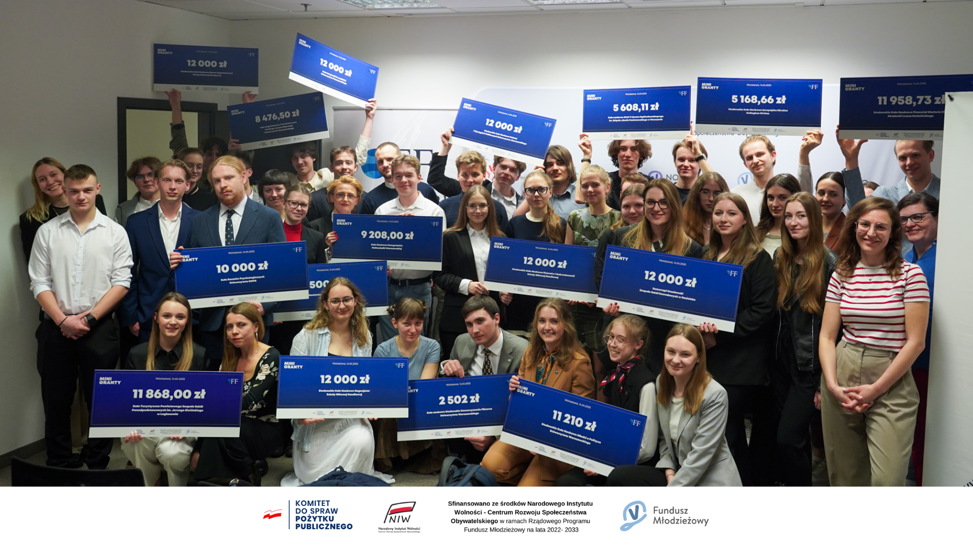 duża grupa młodych ludzi wraz z wręczonymi grantami