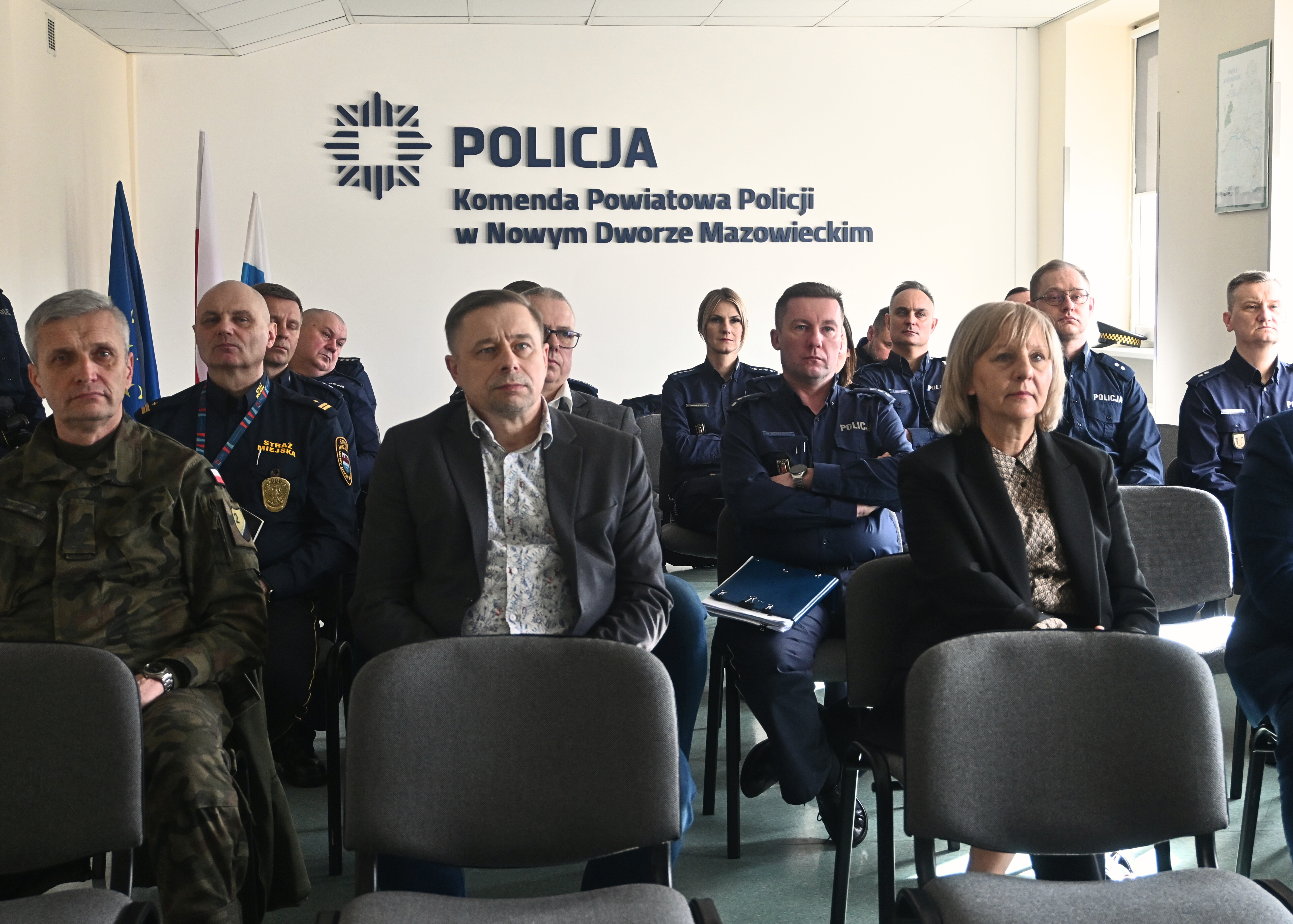 uczestnicy narady siedzą