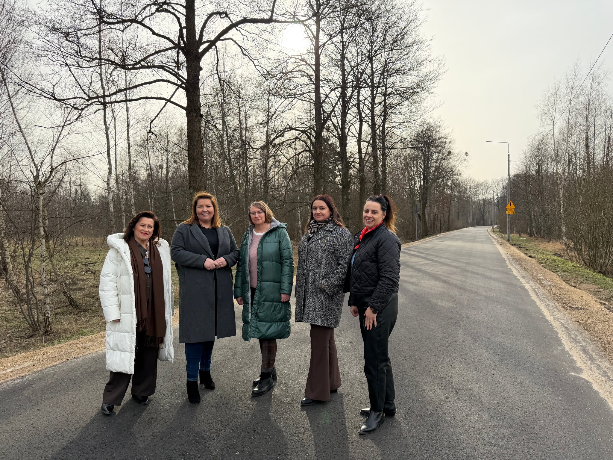 wspólne zdjęcie przedstawicieli samorządu na drodze