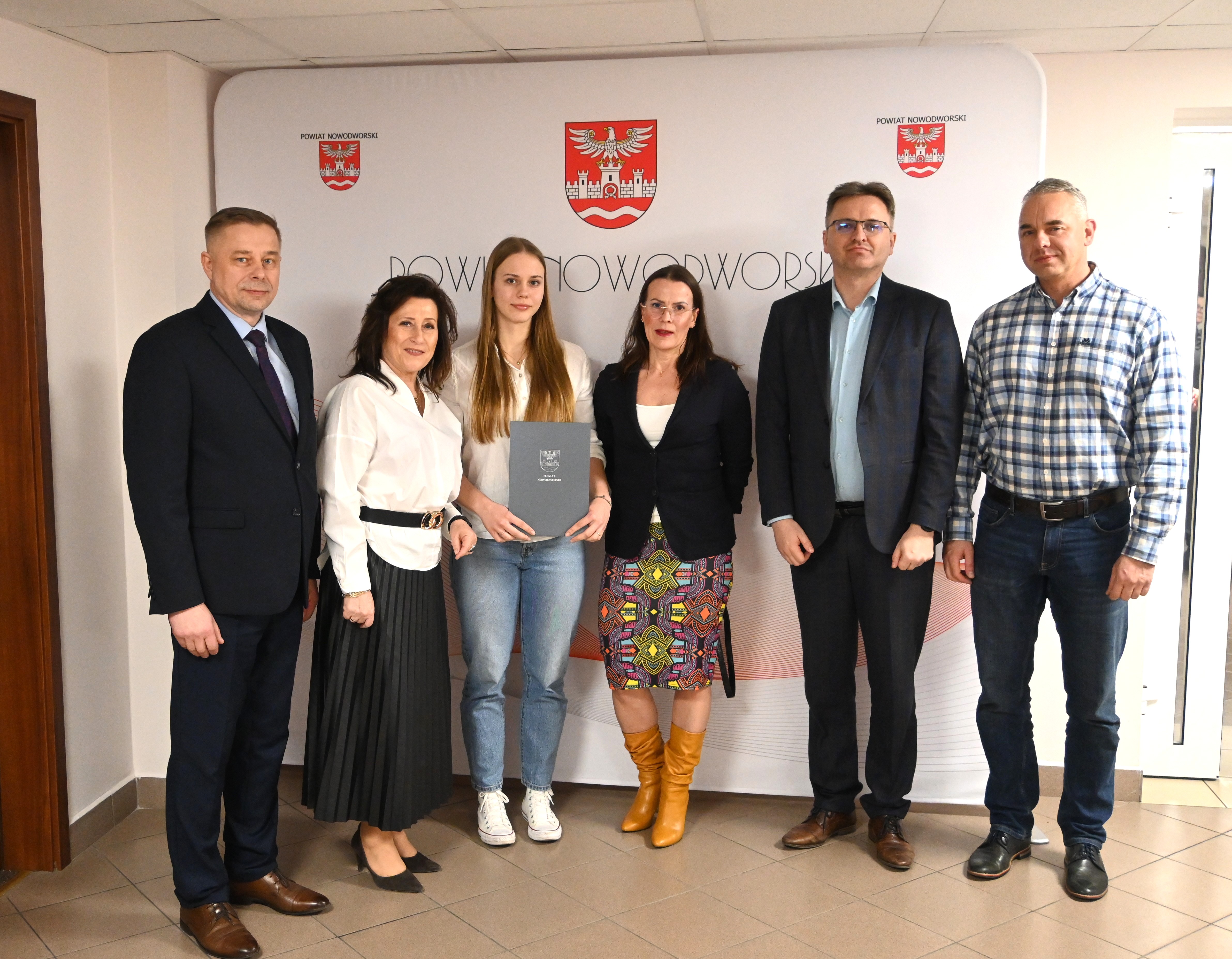 stypendyści wraz ze starostą nowodworskim i wicestarostą