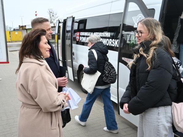 powiatnie przez starostę i wicestaostę 1000-nego pasażera Powiatowej Komunikacji Autobusowej
