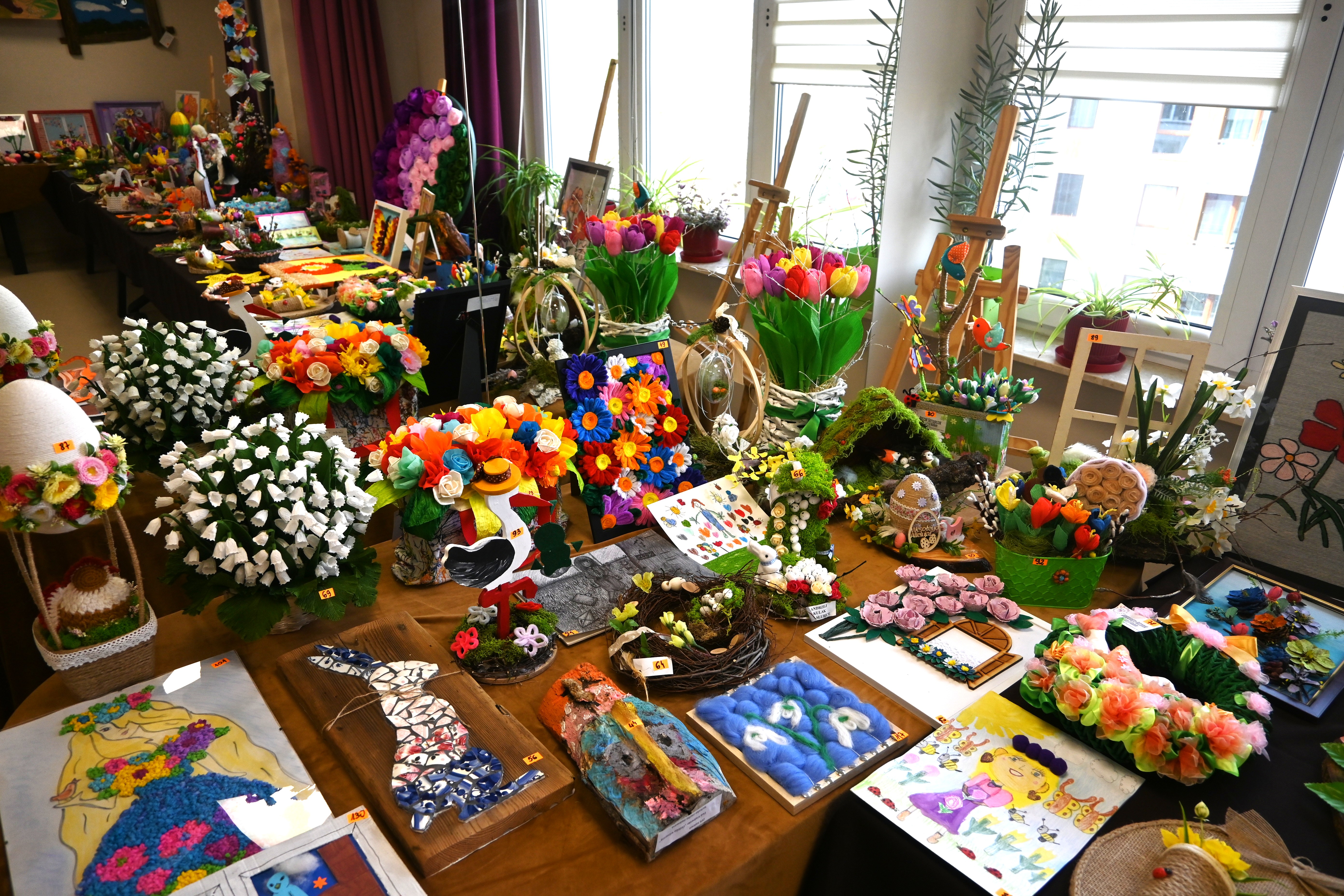 prace konkursowe na stole