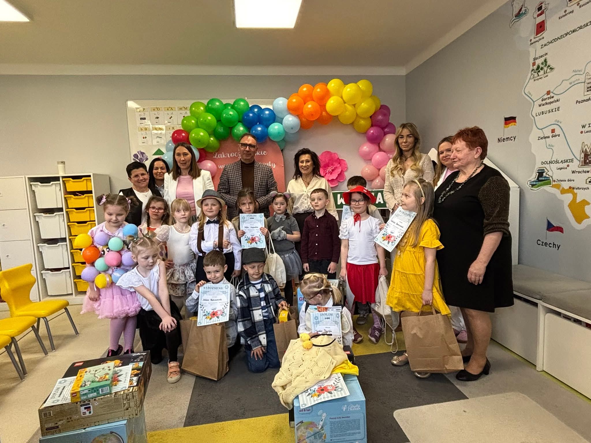 Starosta Nowodworski wraz z dziećmi, nauczycielami i Wójtem Zakroczymia