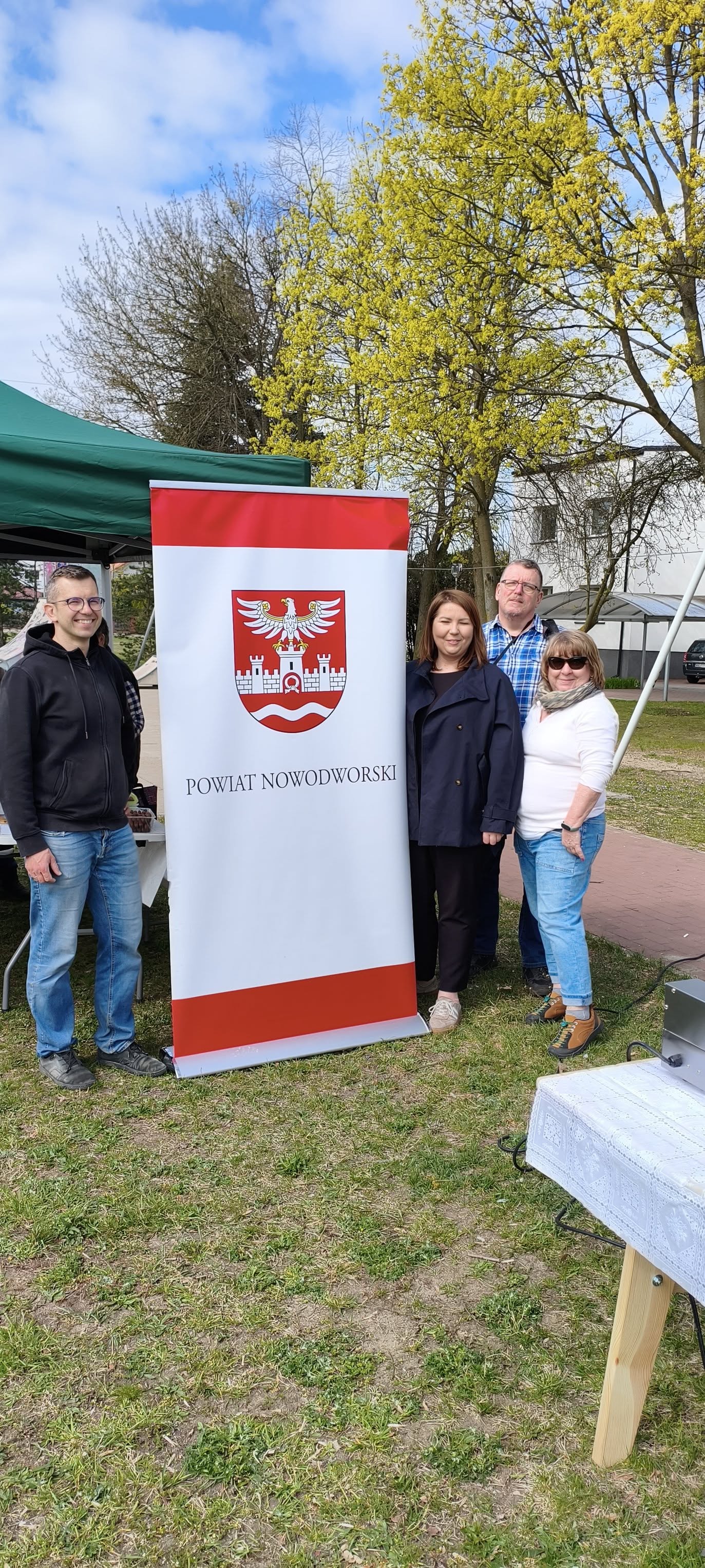 Kilku uczestników wydarzenia przy roll-upie powiatu