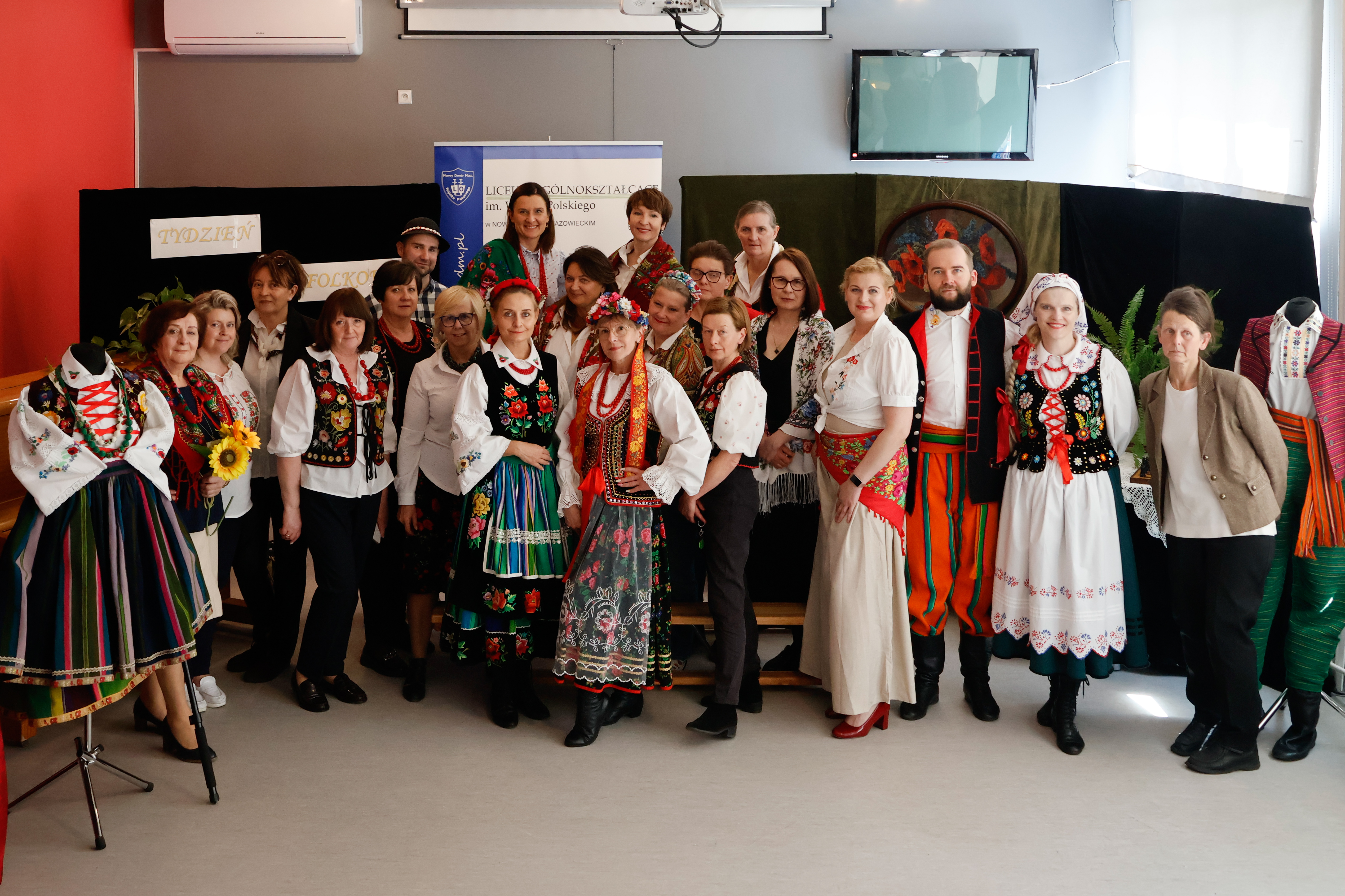 grupa uczestników wydarzenia w strojach folkowych